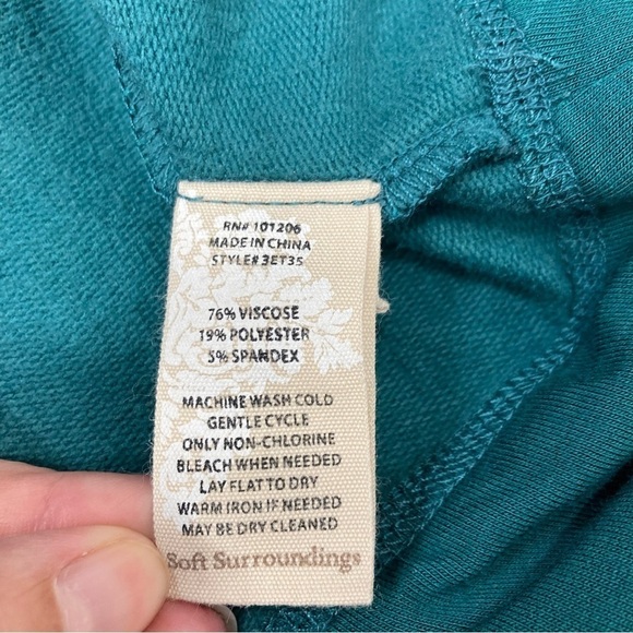 Soft Surroundings long sleeve butter soft material front kangaroo pocket Medium - Picture 7 of 9